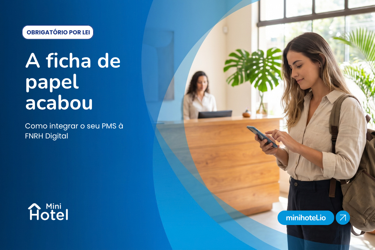 Hóspede realizando o pré check-in digital da FNRH pelo celular na recepção de um hotel