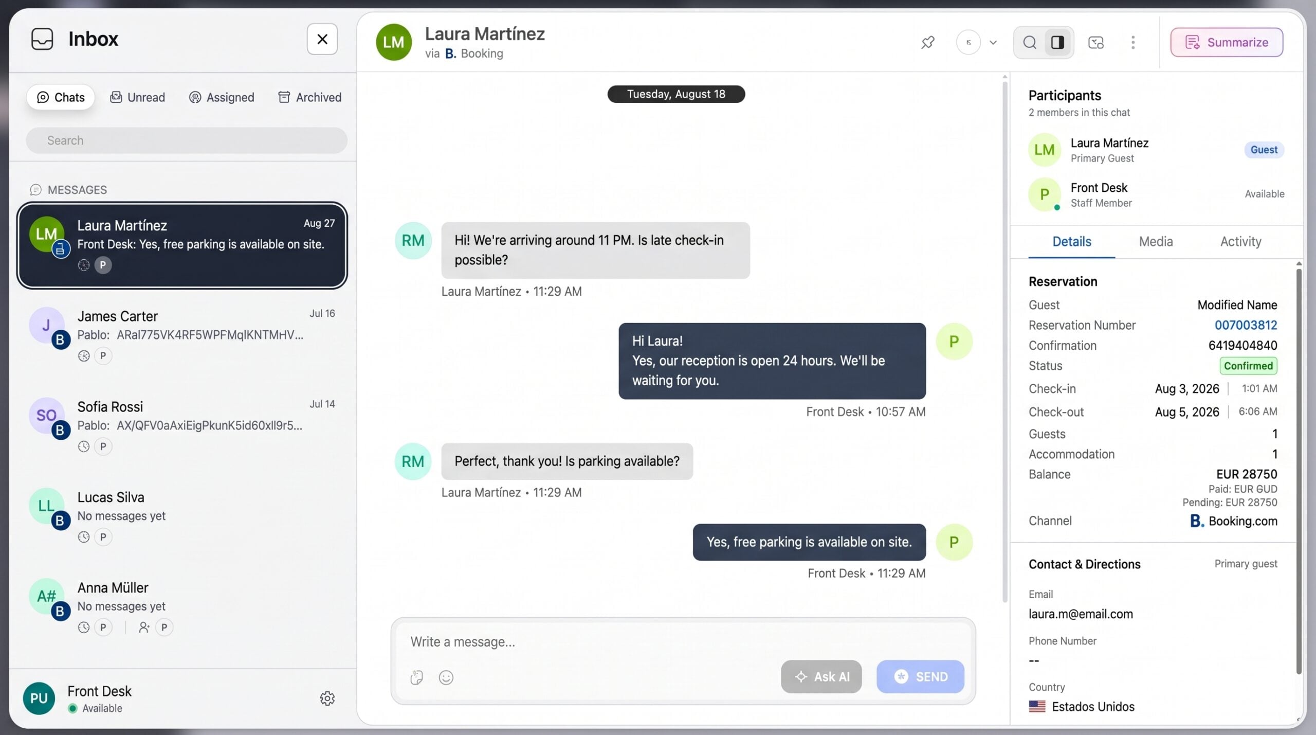 Bandeja de mensajes con IA de MiniHotel con una conversación de Booking.com y los datos de la reserva